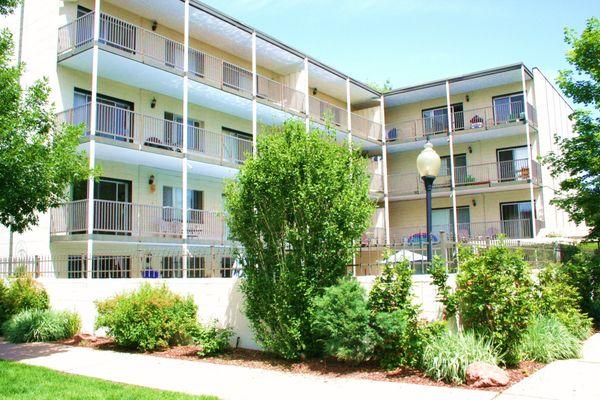 Pearl Manor apts has an outdoor swimming pool and offers studios, 1 bedrooms and 2 bedrooms