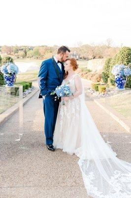 Ceremony arrangements (including clear risers) and bridal bouquet provided by DFW Occasions + Events.