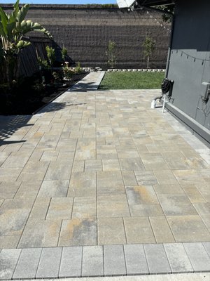 Belgard Catalina grana Victorian color with a Riviera border