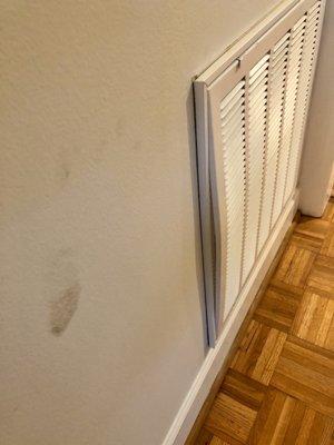 Wall stains and bent air return