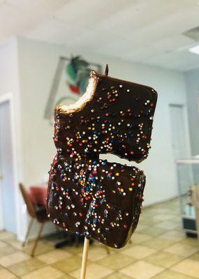 Marshmallows covered with chocolate and sprinkles