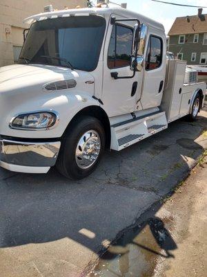 Freightliner semi truck exterior wash chrome polishing