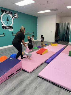 Tiny tot acro class