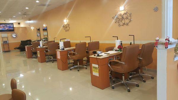 Modern and Comfortable manicure Tables Equipped with any nail needs