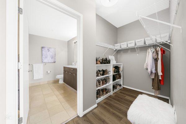 bath & walk-in closet - 659 W Randolph St, Chicago, Illinois