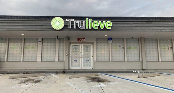 Front Exterior of Trulieve Englewood