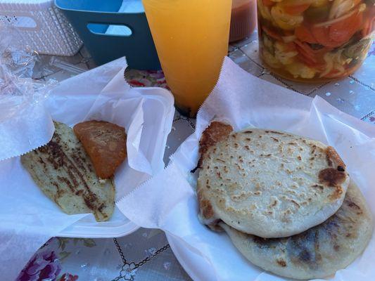 Rigua, pastelito, maracuya drink, and two pupusas mixtas