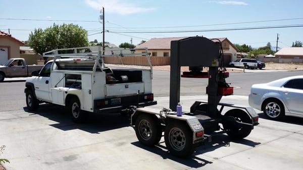 Mobile press for forklift tires.