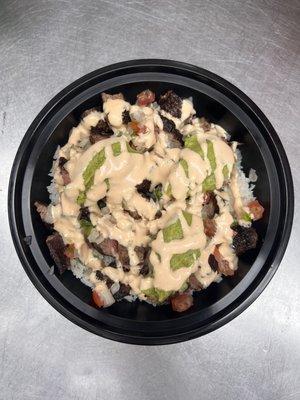 El Salvadorian
Marinated skirt steak, guac, pico,and cream on jasmine rice.