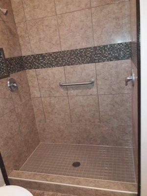 Tile shower with accent