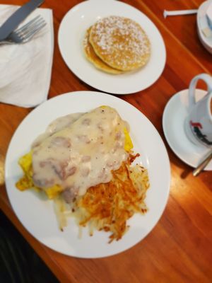 Biscuits and gravy OMELET!