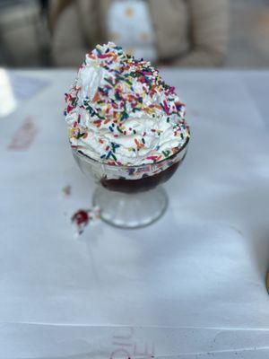 Hot fudge sundae