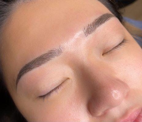 Microblading eyebrows