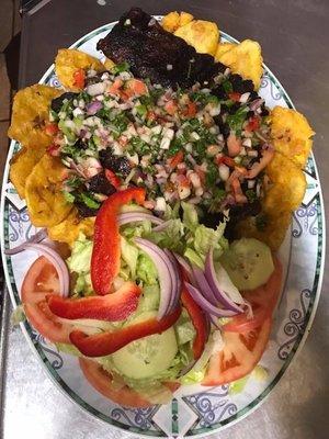 Churrasco con tostone y ensalda