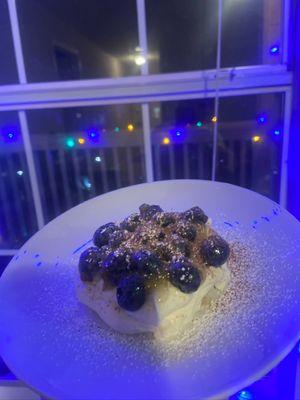 Fresh blueberry with cinnamon mascarpone cream on shortbread. With a marmalade glaze, dusted with powdered sugar and nutmeg