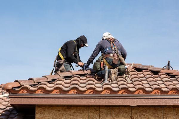 Palmer Roofing installing roof