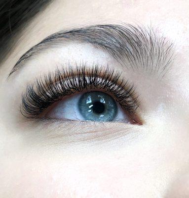 Set of single lashes.