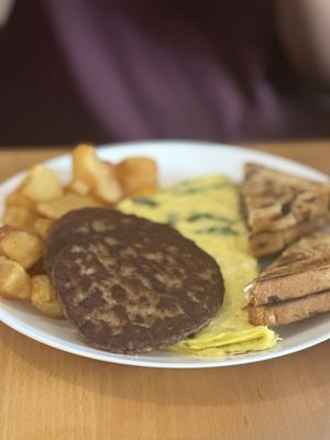 Omelette with sausage and raisin toast