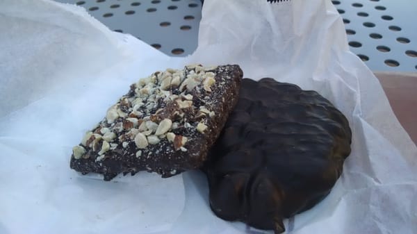 Dark almond bear & dark English toffee