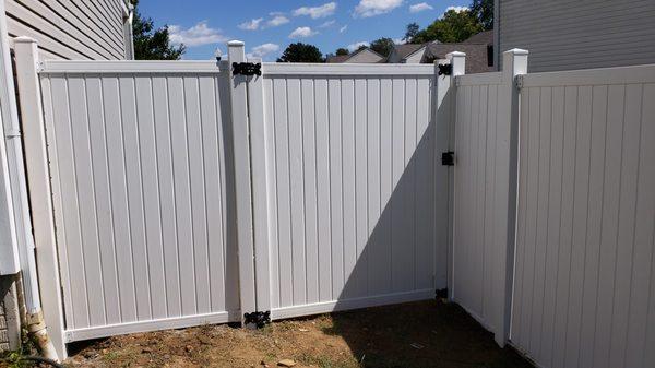 Green Tree installed this white vinyl privacy fence and gate. Happy customers now feel safer with kids and pets playing in the backyard.