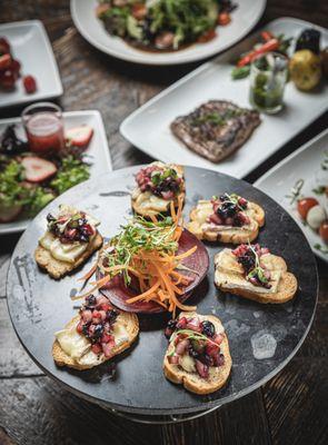 Baked brie & berry compote crostini