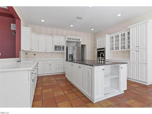 Oh wow, now that is a gorgeous kitchen