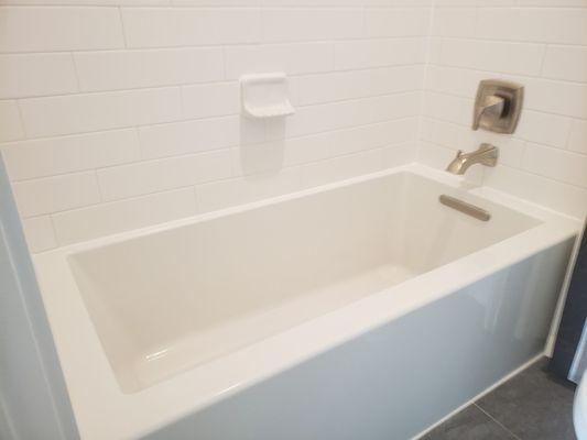 Get rid of build-up and residue with our bathroom tub deep-cleaning!