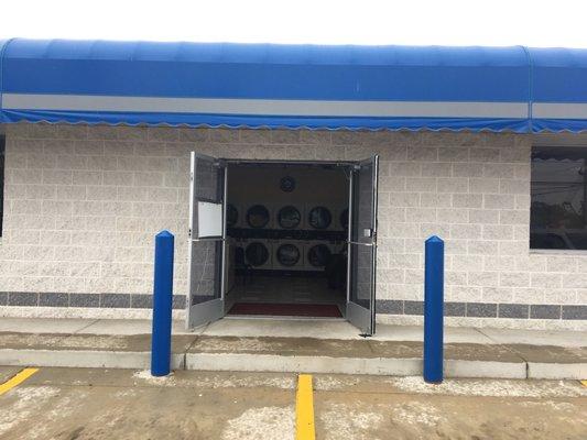 Nondescript entrance makes Chesapeake Beach Laundry Matt hard to find. On the left side of the gas station.