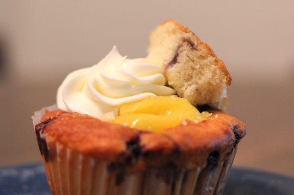 Blueberry Cupcake with Lemon Curd (amazing!)