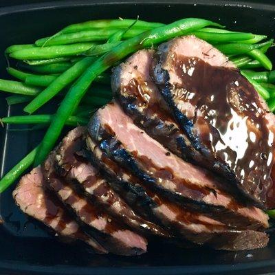 Balsamic peppercorn sirloin w/ seasonal veggies - haricots (starch-free option)