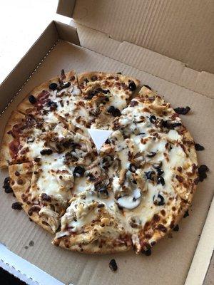 Pizza with chicken mushrooms and olives.