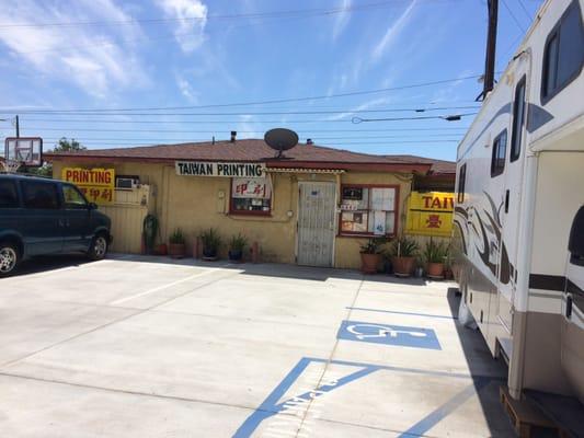 Enter through the side street, not on Lower Azusa.