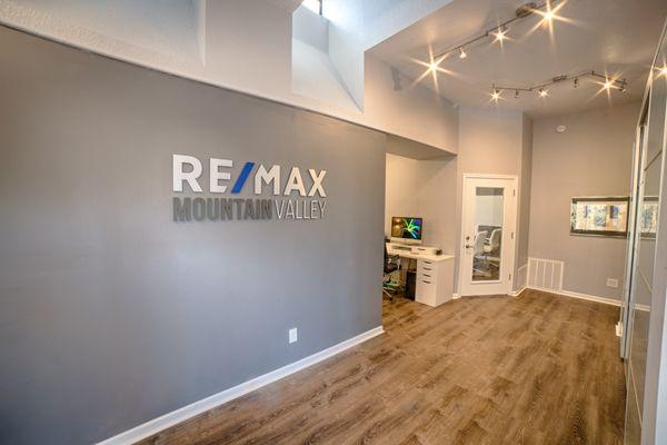 RE/MAX Mountain Valley