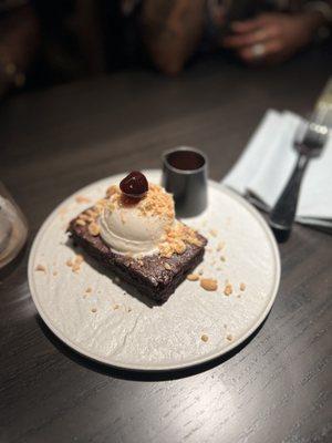 Brownie w/coconut ice cream