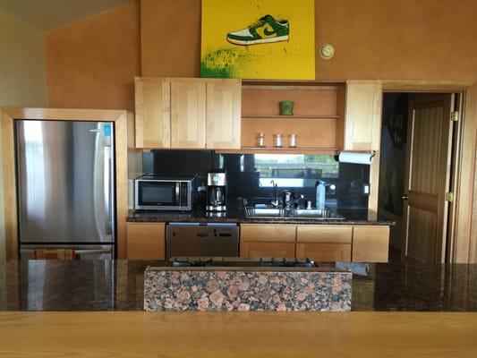 Wonderful quiet 1 bedroom private Ohana Home home with wonderful lanai and very clean accommodations. Full kitchen, comfortable beds!