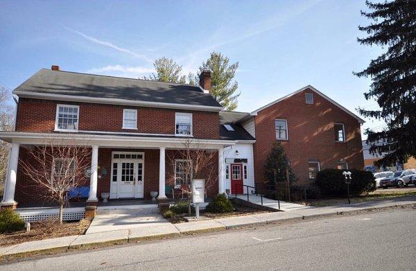 Front of the building - red door = studio2.0 main entrance