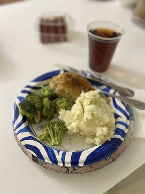 Parmesan chicken, steamed seasoned broccoli and mashed potatoes.