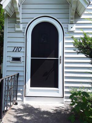 Arched storm doors