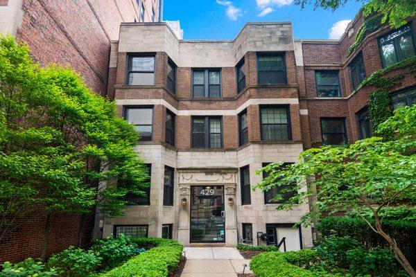 Charming 429 W Melrose Apartments in Lakeview, Chicago, IL. Historic architecture, landscaped surroundings, and welcoming entrance.