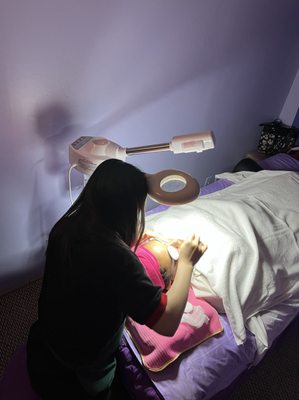 Eyelashes Technician Repairing The eyebrows