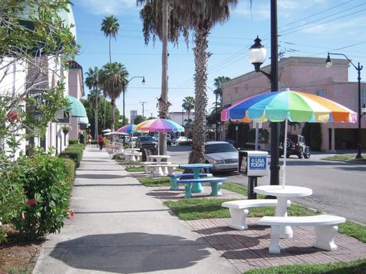 Sidewalk Dining in Venice