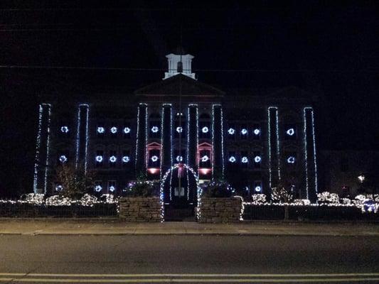 Garland County Courthouse decorated for Christmas 2015