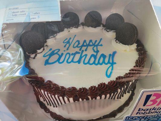 Ugly Oreo cake from Baskin Robbins in Rolling Meadows. Maybe decorated by a 10-year old? Fail!