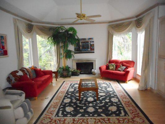 Simple colors enhanced the furnishings in this room.