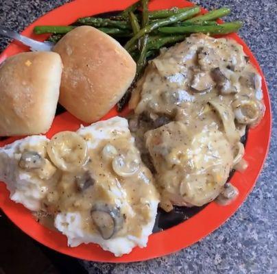 Chicken in mushroom sauce with mashed potatoes and sautéed asparagus