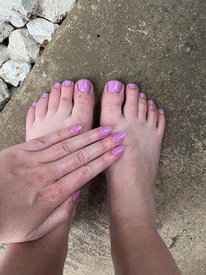 Nails are glow in the dark dip, toes are gel!