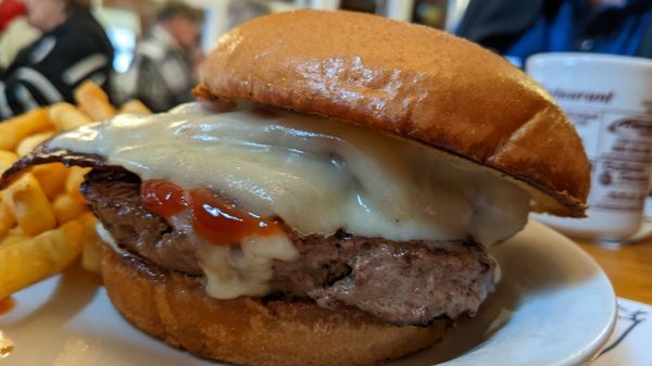 Bacon cheddar burger with garlic aioli (ketchup added)