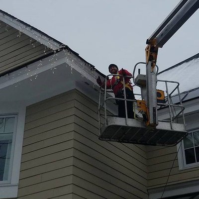 Director of operations decorating a home for a holiday event