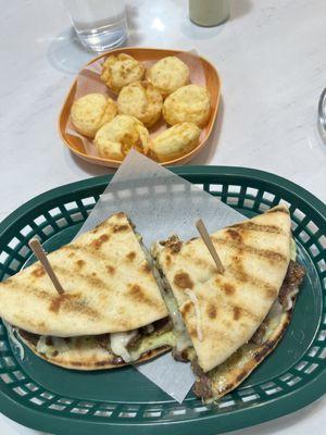 Steak sandwich & pan de queso