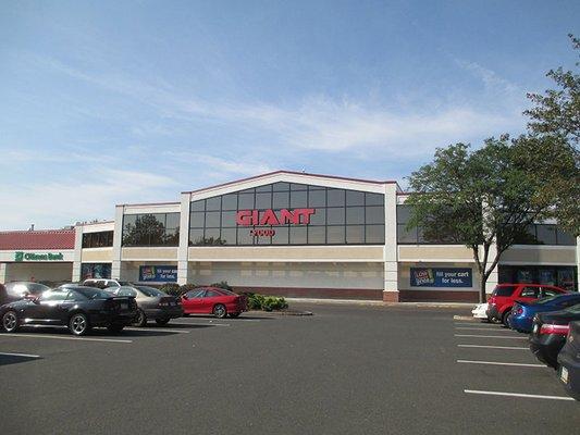 Giant Food Storefront at Center Point Place